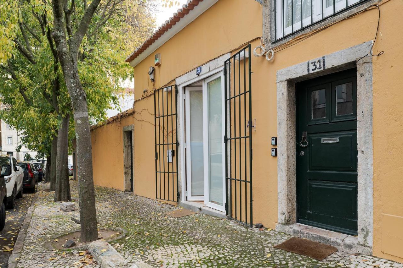 The Yellow House Spacious Duplex In Prazeres District Lisbon Exterior photo